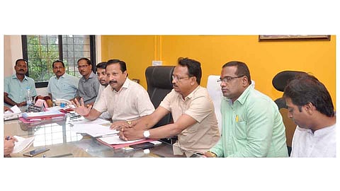 कणकवली : येथील नगराध्यक्ष दालनातील पत्रकार परिषदेत बोलताना नगराध्यक्ष समीर नलावडे, बाजूला रवींद्र गायकवाड, संजय कामतेकर, अभिजित मुसळे, विराज भोसले, किशोर राणे, अजय गांगण आदी (छायाचित्र : अनिकेत उचले)