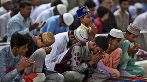 नमाज पठण करणारे पाेलिसांनी घेतले ताब्यात; न्यायालयाने सुनावला दंड