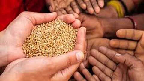 शिल्लक असलेले धान्य गुरुजी विद्यार्थ्यांना वाटणार
