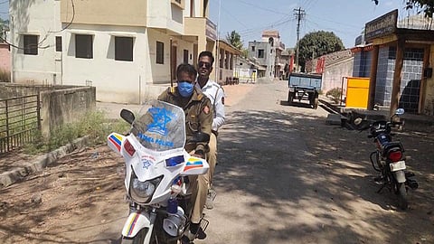 आई जाण्याचे दुःख बाजूला ठेऊन त्यांनी बजावले कर्तव्य