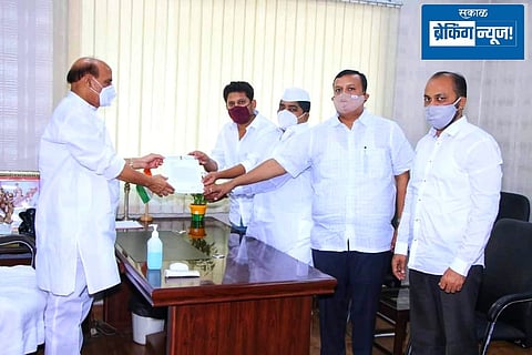 Minister Rajnath Singh was meet by MP Sujay Vikhe