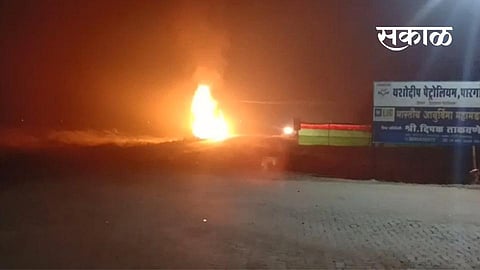 A truck full of CNG caught fire in front of a petrol pump kedgav pune