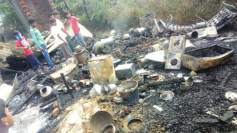 आगीत भस्सात झालेली घरे
