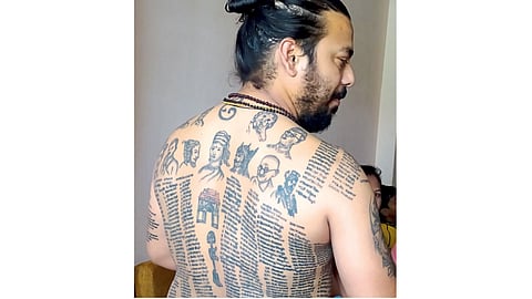 नाशिक - अभिषेक गौतम याने पाठीवर काढलेले टॅटू.