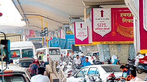 भोसरी - राजमाता जिजाऊ उड्डाण पुलाच्या खांबांवर लावण्यात आलेले जाहिरात फलक.