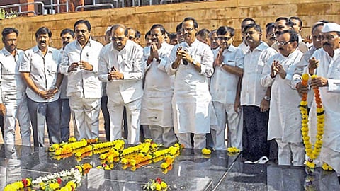 सांगली - संघर्ष यात्रेसाठी येथे आलेल्या राधाकृष्ण विखे-पाटील, सुनील तटकरे, अजित पवार यांनी माजी मुख्यमंत्री वसंतदादा पाटील यांच्या येथील समाधीस अभिवादन केले. त्या वेळी जयंत पाटील, प्रतीक पाटील, मोहनराव कदम, संजय बजाज आदी.