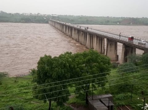 हतनूरने गाठली धोक्याची पातळी; तापी नदीकाठच्या गावांना सतर्कतेचा इशारा