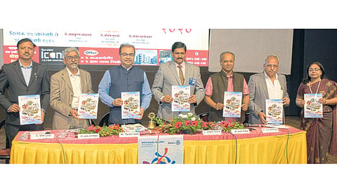 चिंचवड - रोटरी क्लब ऑफ चिंचवडतर्फे आयोजित शिशिर व्याख्यानमालेनिमित्त क्लबच्या पुस्तिकेचे प्रकाशन करताना (डावीकडून) प्रवीण गुणवरे, अनंत सरदेशमुख, किशोर देसाई, बाळकृष्ण खंडागळे, अभय टिळक, संजय खानोलकर, प्रतिभा कुलकर्णी.
