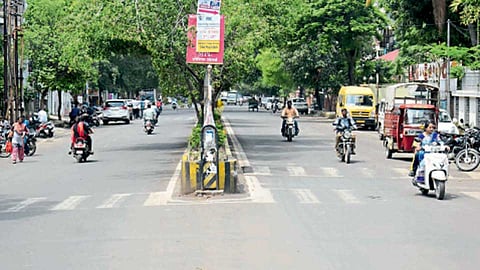 इंद्रायणीनगर - पदपथ, दुभाजक आणि सुशोभीकरण केलेला सुस्थितीत असलेला हा रस्ता आता काँक्रिटचा होणार आहे.