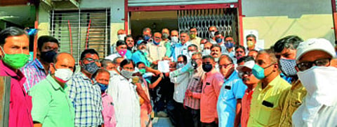 अनुदानित आश्रमशाळेतील ३४ हजार कर्मचारी वेतनापासून वंचित !