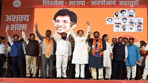 ठाणे ः वागळे इस्टेट येथे शिवसेना-भाजप महायुतीच्या उमेदवारांसाठी शिवसेना पक्षप्रमुख उद्धव ठाकरे यांची गुरुवारी प्रचारसभा झाली. या वेळी ठाणे शहरचे उमेदवार संजय केळकर, कोपरी पाचपाखडीचे उमेदवार एकनाथ शिंदे व ओवळा-माजिवाडाचे उमेदवार प्रताप सरनाईक उपस्थित होते.