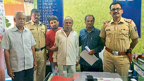 औरंगाबाद - रेल्वेखाली सापडल्यानंतर सुखरूप बचावलेले धोंडोपंत वडीकर यांना मुलगा धनंजय वडीकर यांच्या स्वाधीन करताना, सहायक पोलिस निरीक्षक घनशाम सोनवणे, श्रीमंत गोर्डे पाटील.