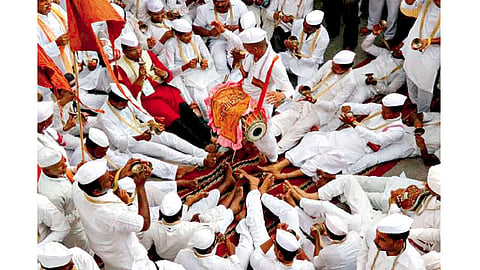 आळंदी (ता. खेड) - पालखी प्रस्थान सोहळ्यावेळी विविध खेळांमध्ये दंग झालेले वारकरी.