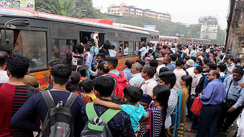 कल्याण : रेल्वे सेवा बंद असल्याने एसटी बसमध्ये चढण्यासाठी झालेली गर्दी (छायाचित्र : ऋषिकेश चौधरी)