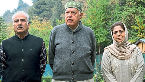 श्रीनगर - पीपल्स आघाडीच्या बैठकीत सहभागी झालेले माजी मुख्यमंत्री फारुख अब्दुल्ला, मेहबुबा मुफ्ती.