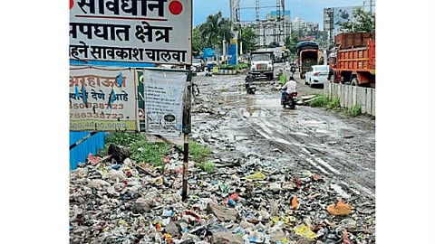 समाविष्ट गावांमध्येही रस्ते आणि कचऱ्याची अशी स्थिती आहे.