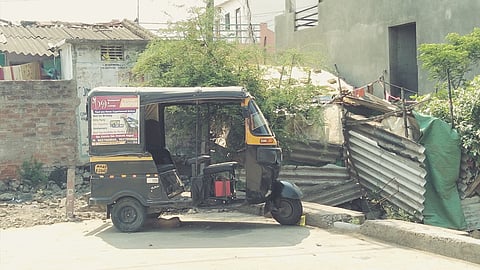 हिंगणा एमआयडीसी ः लॉकडाउनमुळे व्यवसायाच्या प्रतीक्षेत उभा असलेला ऑटो.