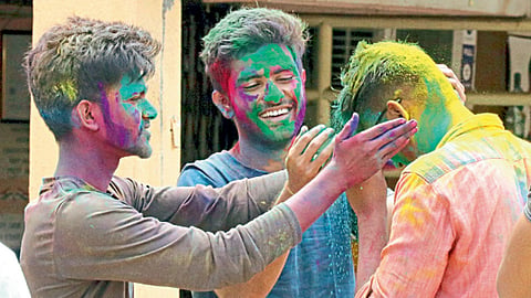 आकुर्डी - बुरा न मानो..होली है..म्हणत मित्राला रंग लावताना.
