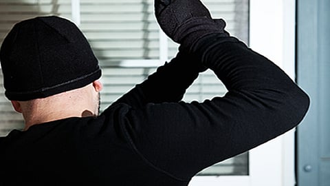 thieves theft 21 lac rupees from builder house in Nagpur