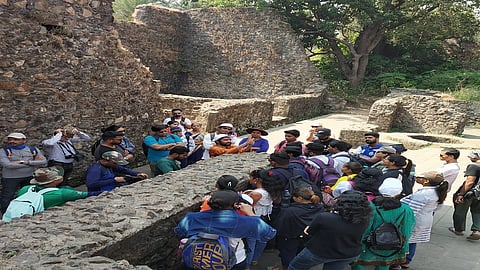 वसई ः जंजिरे-वसई किल्ला इतिहास सफरीत सहभागी झालेले दुर्गमित्र.