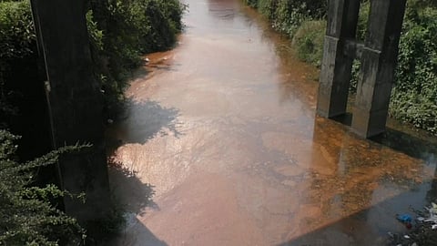 वालधुनी नदीचं पाणी होतयं केशरी