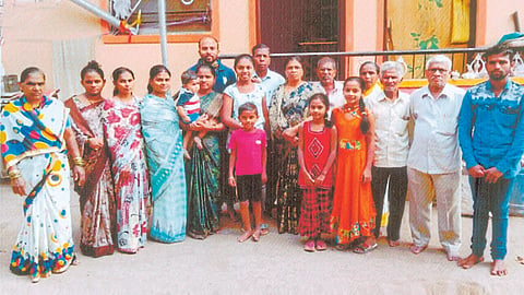 समाजहिताची कामे करीत गुण्यागोविंदाने नांदत आहे 30 जणांचे एकत्र कुटुंब!