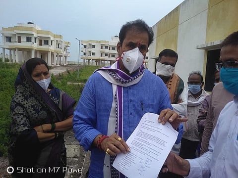 जलालखेडाः मागणीचे निवेदन गृहमंत्री अनिल देशमुख यांना देताना आयुर्वेद पदव्युत्तर असलेले वैद्यकीय अधिकारी गट ‘ब’.