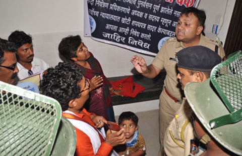 नर्मदा बचावाचे आंदोलन...अफरोज अहमद गो बॅक'चा नारा