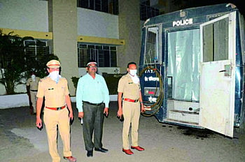 पोलिसांचे दिवसातून तिनवेळेस सॅनिटाईज्ड