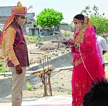 लॉकडाऊन'मध्ये लागले 24 विवाह...वर-वधु पित्यांचे वाचले कोटी रुपये !