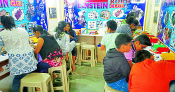 हात न लावता सॅनिटायझर हातावर...आणि सलाईन संपताच वाजणार अलार्म !