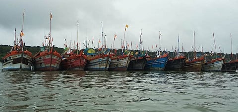 Boats from Gujarat came to Devgad due to bad weather