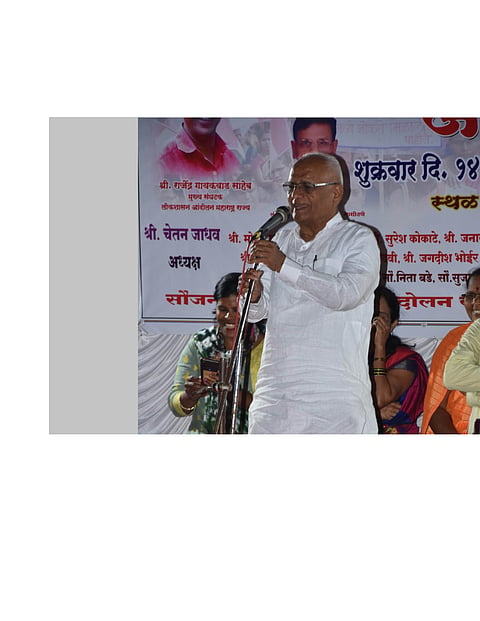 नागोठणे : रिलायन्स नागोठणे कंपनीविरोधात लोकशासन आंदोलन संघर्ष समितीच्या नेतृत्वाखाली केलेल्या आंदोलनावेळी प्रकल्पग्रस्तांना मार्गदर्शन करताना माजी न्यायमूर्ती बी. जी. कोळसे पाटील.