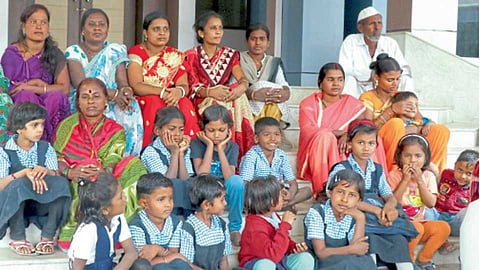 पिंपरी - वीटभट्टी मजुरांच्या मुलांना शाळेत जाण्यासाठी बसची व्यवस्था करावी, या मागणीसाठी पालक व मुलांनी महापालिका भवनातील पायऱ्यांवर ठिय्या मांडला.