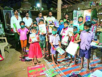 अतिदुर्गम भागात गट शाळेच्या माध्यमातून तरूण करताहेत ज्ञानदान