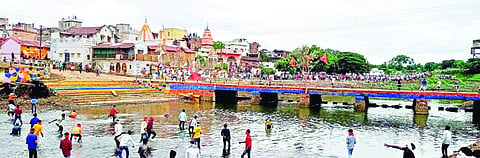 पांढुर्णाः प्रशासनाचा आदेश धुडकावून सुरु करण्यात आलेली गोटमार.