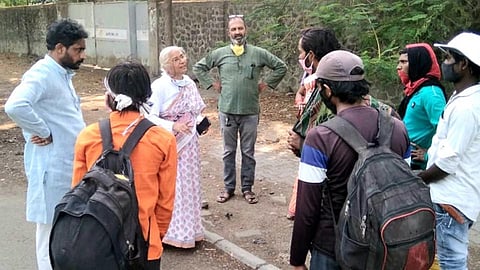 Video : पिंपरीत स्थलांतरित कामगारांची मेधा पाटकर यांच्याकडून विचारपूस
