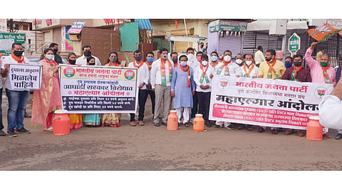मध्य हवेली भाजप संघटना व घटक पक्षाच्या वतीने मंतरवाडी चौक येथे दूध दरवाढीसाठी झालेले आंदोलन