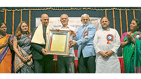 एस. एम. जोशी सभागृह (पुणे) - साथी किशोर पवार प्रतिष्ठानच्या वतीने दिला जाणारा शिक्षण गौरव भूषण पुरस्कार मुंबईतील सोमैया विद्याविहार विद्यापीठाचे अध्यक्ष समीरभाई सोमैया यांना प्रदान करताना सिंबायोसिसचे संस्थापक-अध्यक्ष डॉ. शां. ब. मुजुमदार.