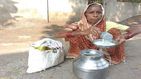 woman sale curd regularly from last 35 years in Yavatmal district