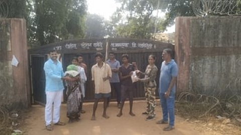 Laheri Police donated blankets and grain to needy people in Gadchiroli