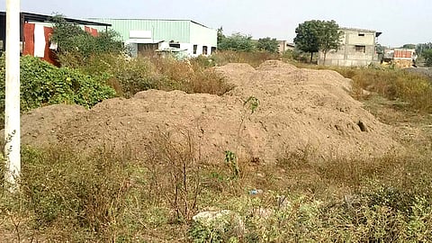 जिंतूर - औंढा रस्त्यावर असलेला वाळू साठा.