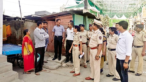 नागपूर - तकिया झोपडपट्टी वस्तीत गस्त घालताना बिट इन्चार्ज पोलिस अधिकारी व कर्मचारी.