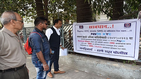ठाणे शहरात पोलिसांतर्फे ठिकठिकाणी लावण्यात आलेले जनजागृती फलक
