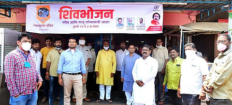 उमरगा : शिवभोजन थाळी उपक्रमाचा प्रारंभ करताना विठ्ठल उदमले, ज्ञानराज चौगुले, संजय पवार, किरण गायकवाड, प्रकाश पाटील, बाबूराव शहापुरे आदी.