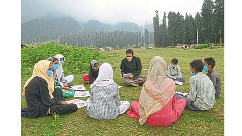 बडगाम - ‘कोरोना’मुळे जम्मू- काश्मीरमधील बकरवाल समाजातील मुलासांठी उघड्यावर भरलेली शाळा.