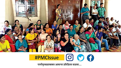 घोले रस्ता - अपुऱ्या पाणीपुरवठ्यामुळे हैराण झालेल्या रेव्हेन्यू कॉलनीतील रहिवाशांनी रविवारी सकाळी महापौर बंगल्याच्या दारात ठिय्या आंदोलन केले.
