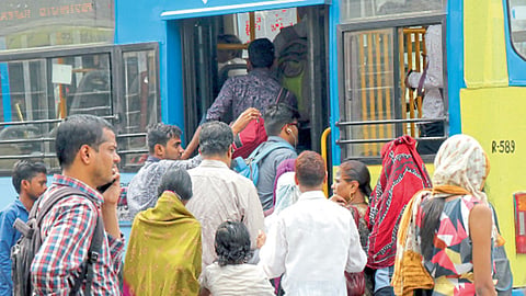 निगडी - तळेगाव दाभाडे बसमध्ये बसण्यासाठी प्रवाशांची उडालेली झुंबड.