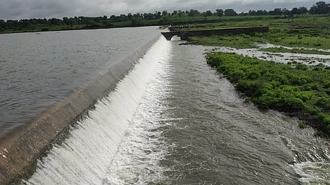 शेलूद (ता. भोकरदन) : येथील धामना प्रकल्प शंभर टक्के भरला आहे. सांडव्यावरून वाहणारे पाणी.