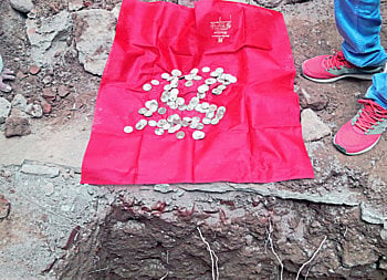पाया खोदता खोदता अचानक मडके दिसले; आणि मडक्यात निघाली राणी व्हिक्टोरियाची मुद्रा !
